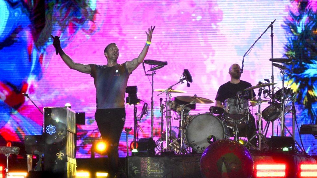 Penyanyi Inggris Chris Martin (kiri) dan drummer Will Champion (kanan) dari band Inggris Coldplay tampil di panggung utama selama festival musik Rock in Rio di Taman Olimpiade Rio 2016 di Rio de Janeiro, Brasil pada 11 September 2022.