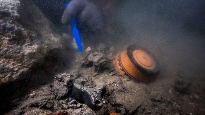 Penyelam di lokasi reruntuhan di kota Thônis-Heracleion yang tenggelam.