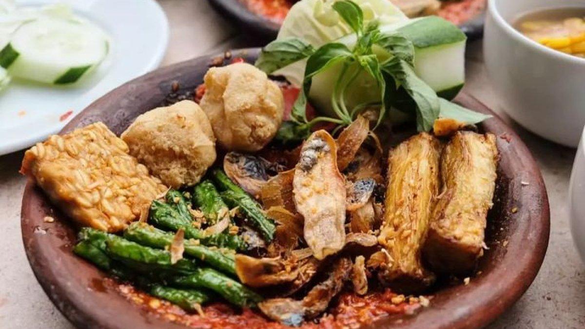 Penyetan Joss, warung penyetan untuk makan malam enak di Surabaya.