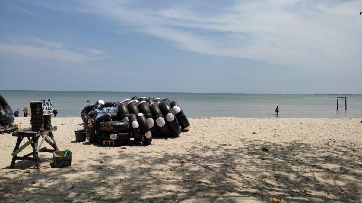Penyewaan ban di Pantai Dalegan atau Wisata Pasir Putih.