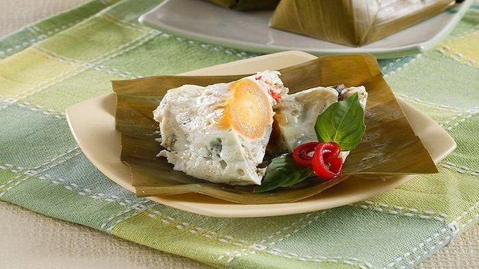 Pepes telur asin.