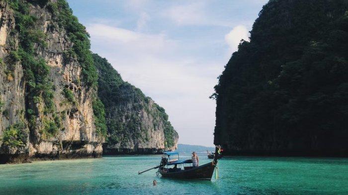Maya Bay, satu tempat wisata populer di dunia yang membatasi pengunjung karena pariwisata yang berlebihan.