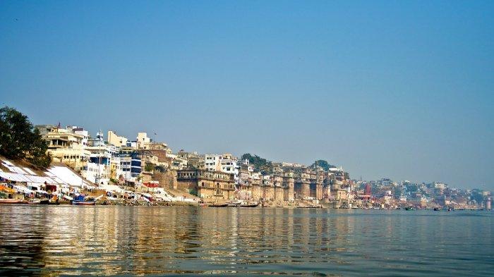 Varanasi, satu tempat wisata terbaik di India buat kamu yang baru pertama kali liburan ke sana.