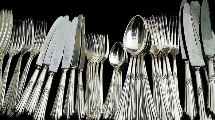 Peralatan makan yang terdiri dari sendok, garpu dan pisau