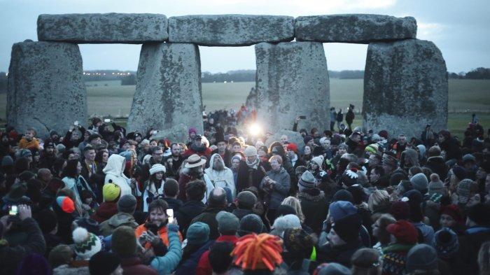 Perayaan Winter Solstice 2019 sebelum matahari terbit di Stonehenge, Salisbury