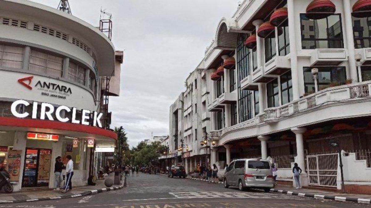 Suasana di perempatan Jalan Braga-Naripan.