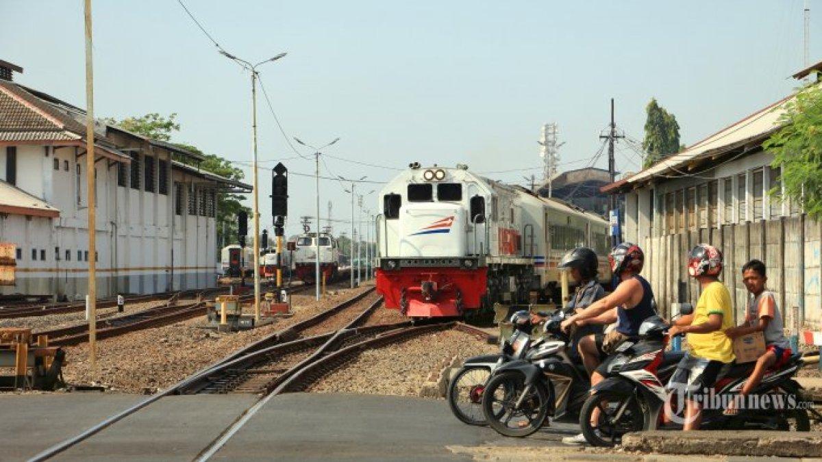 Sejumlah pengendara sepeda motor masih terlihat melanggar di perlintasan kereta api Hasanudin Kota Semarang, Jawa Tengah, Senin (9/7/2019).