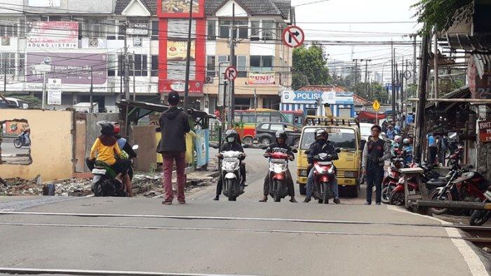 Ilustrasi perlintasan Sebidang keret api. Ilustrasi perlintasan sebidang. PT Kereta Api Indonesia (Persero) Divre I Sumatera Utara menyesalkan kejadian kecelakaan lalu lintas antara truk dengan KA Putri Deli (U76A) relasi Medan-Tanjung Balai, di perlintasan terjaga (JPL Nomor 31) di Km.44+300 petak jalan antara Stasiun Perbaungan - Stasiun Lidah Tanah, pada Selasa (19/3) pukul 20.24 WIB.