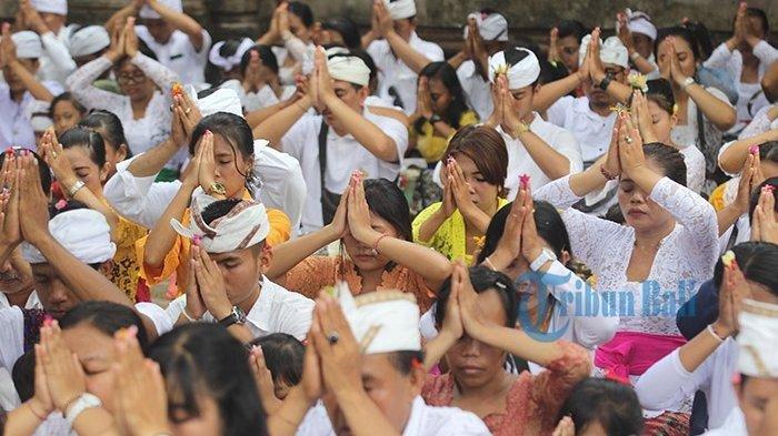 Umat Hindu melaksanakan persembahyangan Hari Raya Galungan di Pura Jagatnatha, Denpasar, Rabu (26/12/2018). Hari Raya Galungan merupakan hari kemenangan kebenaran (dharma) atas kejahatan (adharma) yang dirayakan setiap enam bulan sekali dengan melakukan persembahyangan di tiap-tiap pura.