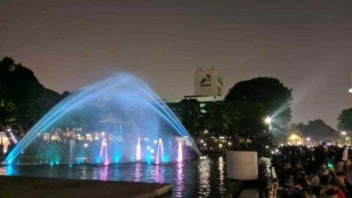 Pertunjukan air mancur menari Lapangan Banteng Jakarta.
