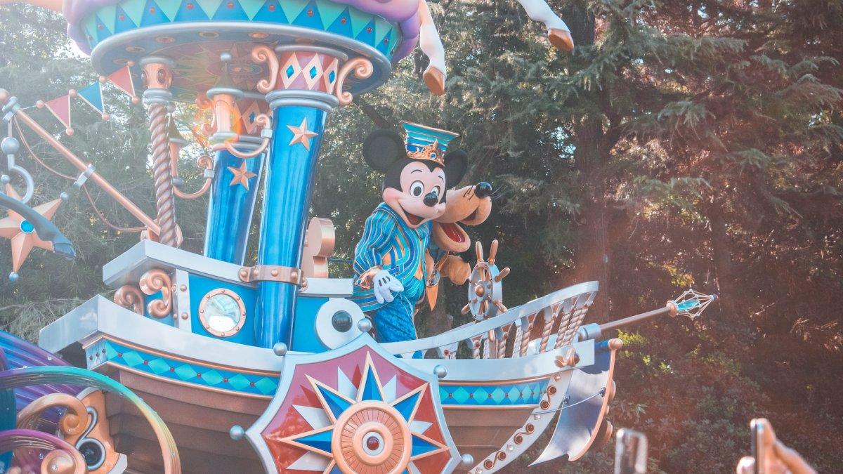 Pertunjukan di Tokyo Disneyland, satu tempat wisata hits di Jepang.