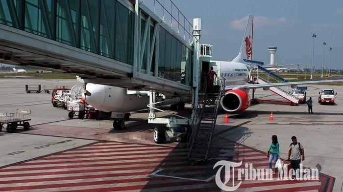 Penumpang turun dari pesawat komersial saat mendarat di Bandara Kualanamu beberapa waktu lalu.
