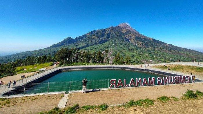 Embung Manajar di Boyolali dengan latar belakang Gunung Merapi.