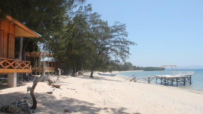 Pantai Cemara, satu tempat wisata hits di Banyuwangi untuk liburan akhir tahun.