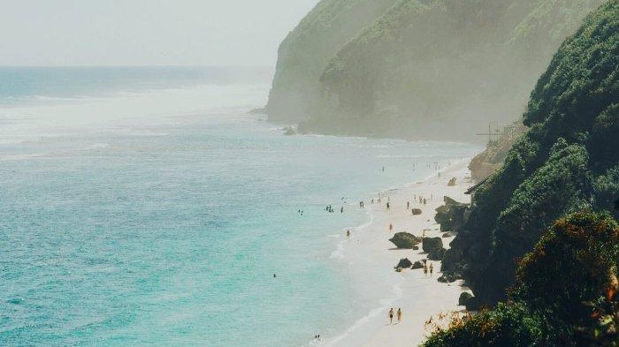 Pesona Pantai Melasti di Badung, Kuta Selatan, Bali yang memiliki tebing tinggi.