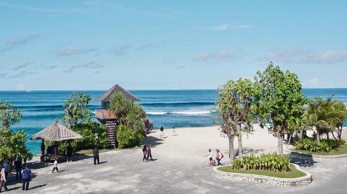 Pesona Pantai Melasti di Badung, Kuta Selatan, Bali yang memiliki tebing tinggi. Pantai Melasti terkenal akan pesonanya yang luar biasa, tebing kapur tinggi hingga pasir putih yang halus.