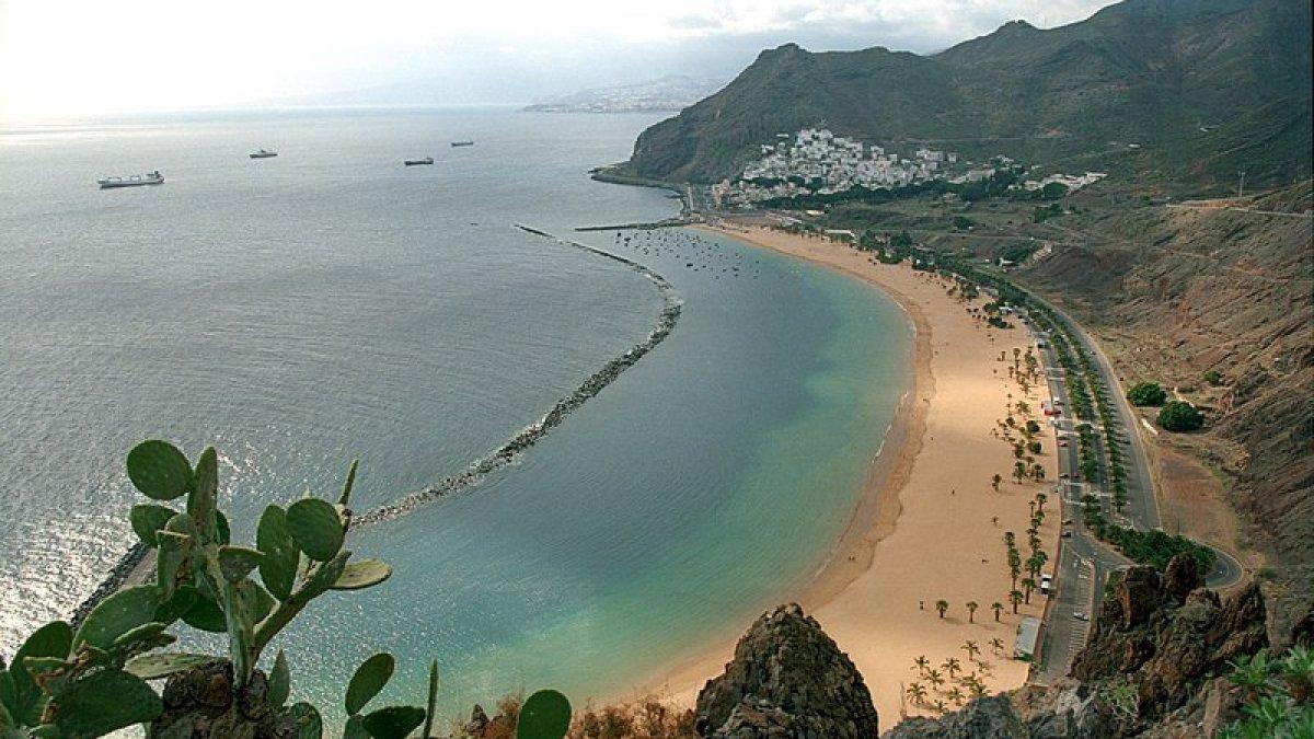 Pesona Playa de Las Teresitas, satu pantai hits di Spanyol yang pasirnya dari Gurun Sahara. Seorang lansia ditangkap karena mencuri uang senilai Rp 3,1 miliar hanya karena ingin liburan karavan ke Spanyol dengan keluarganya.