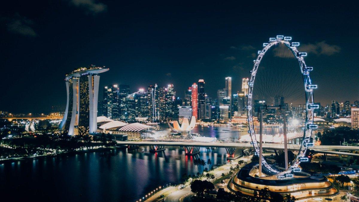 Singapore Flyer, satu tempat terbaik di Singapura buat menyaksikan kembang api Tahun Baru.