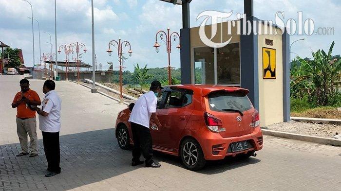 Petugas memastikan jumlah wisatawan yang masuk di Gerbang Masuk The New Kemukus Sragen, Rabu (9/2/2022).