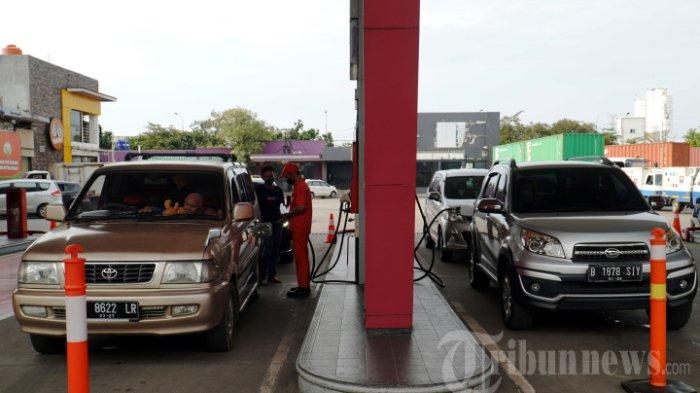 Petugas SPBU di Rest Area KM 19 Tol Jakarta-Cikampek, Bekasi, Jawa Barat, sedang melayani pelanggan.