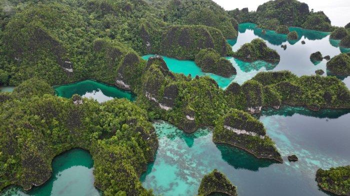 Piaynemo, salah satu tempat wisata ikonik yang menampilkan keindahan alam menakjubkan di Raja Ampat, Papua Barat, Minggu (3/3/2022).