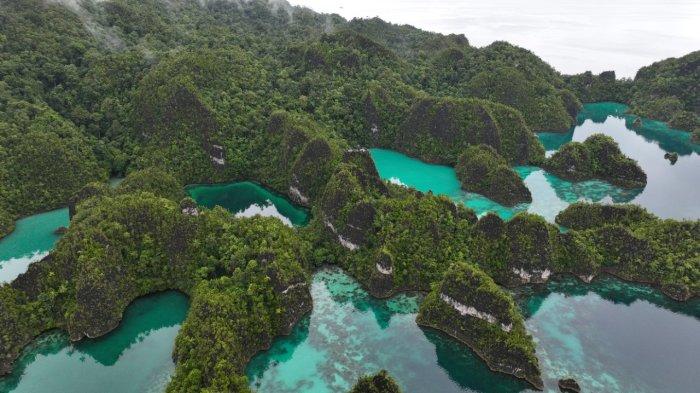 Piaynemo, salah satu tempat wisata ikonik yang menampilkan keindahan alam menakjubkan di Raja Ampat, Papua Barat, Minggu (3/3/2022).