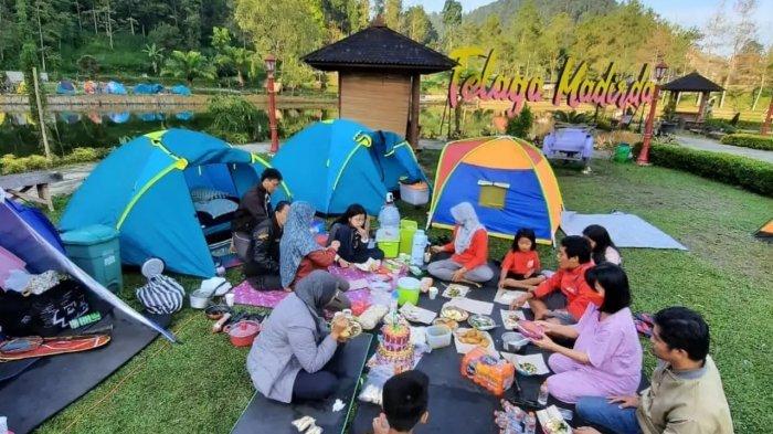 Piknik keluarga di Telaga Madirda.