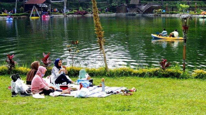 Piknik seru bersama keluarga di Telaga Madirda Karanganyar.