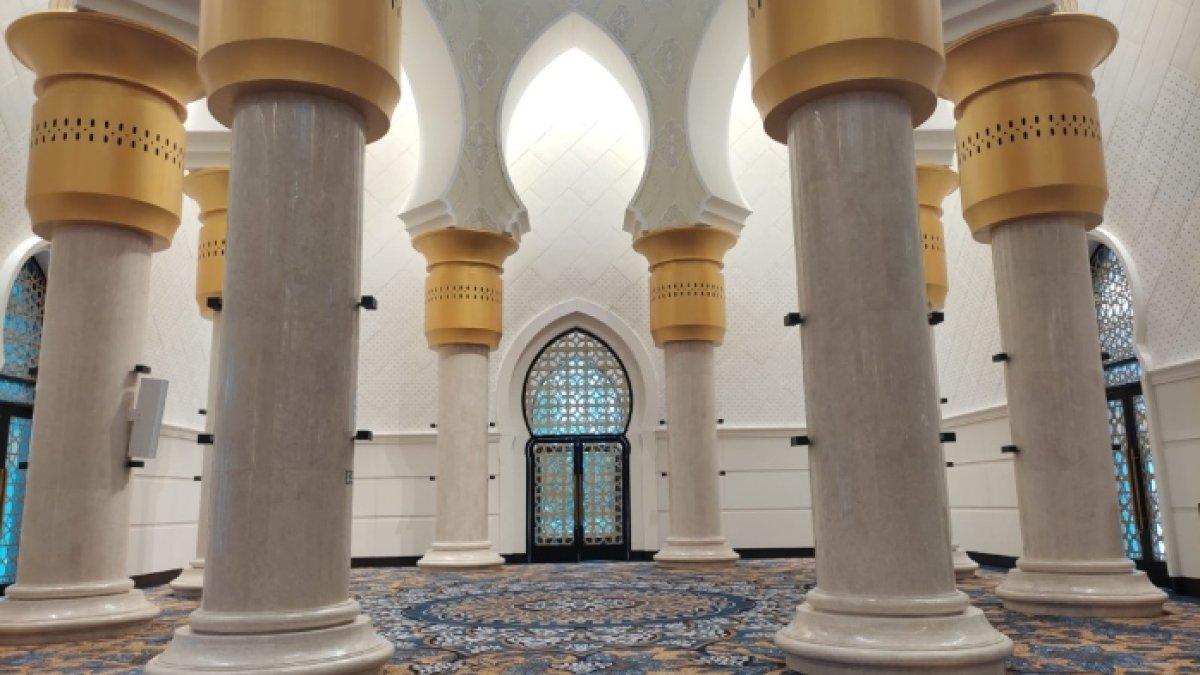 Keindahan bangunan Masjid Raya Sheikh Zayed Solo