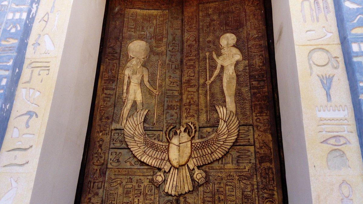 Pintu bergambar Cleopatra