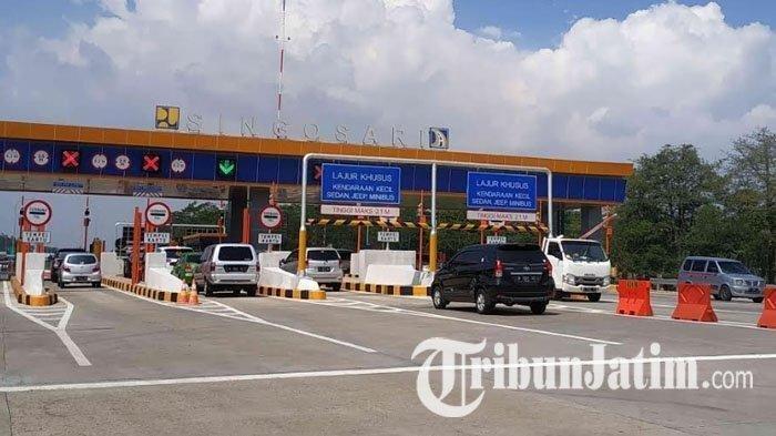 Suasana di pintu exit Singosari Tol Malang-Pandaan, Jawa Timur. Sejumlah kendaraan mulai melintasi Tol Mapan usai diujicobakan gratis pada Selasa (14/5/2019).