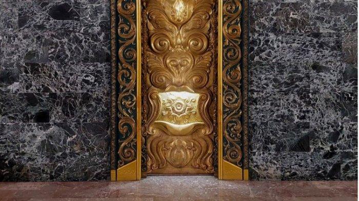 Ruang Kemerdekaan terdapat Pintu Gapura, Peta Kepulauan Indonesia dan Burung Garuda yang terbuat dari perunggu dan dilapisi emas murni 22 kg. Untuk pintu gapura terletak di sisi barat memiliki berat 4,5 Ton yang dibuat oleh Arsitek Soedarsono tahun 1964.
Di dalamnya terdapat kaca anti peluru untuk menyimpan replika naskah Proklamasi Kemerdekaan Republik Indonesia yang besarnya 4x lipat dari yang aslinya.
