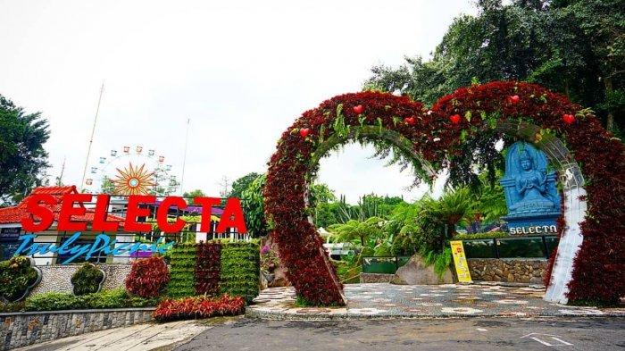 Pintu masuk menuju Taman Rekreasi Selecta