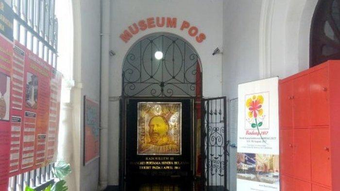 Pintu masuk Museum Pos Indonesia di Bandung, Jawa Barat.