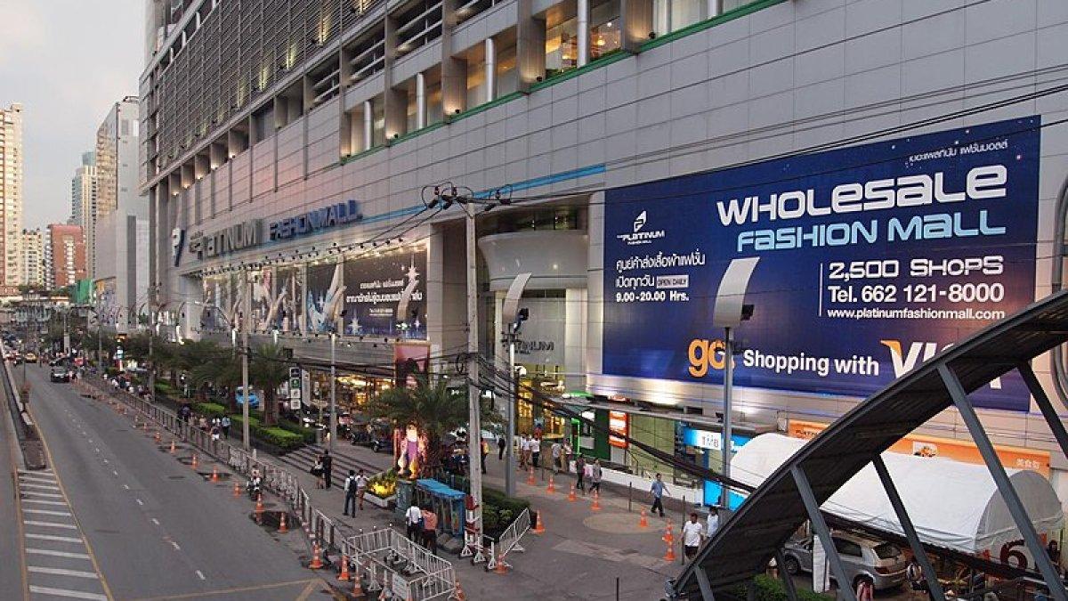 Platinum Shopping Mall, satu tempat belanja terbaik di Bangkok Thailand buat berburu oleh-oleh.

