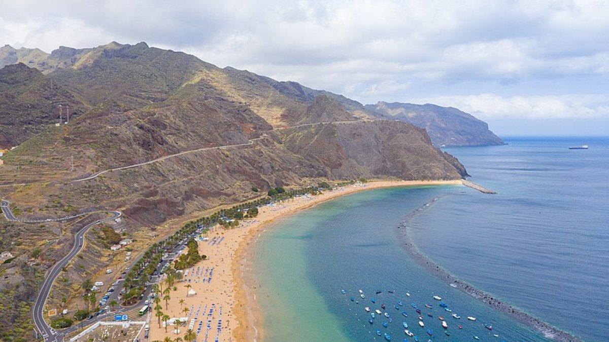 Playa de Las Teresitas, satu pantai hits di Spanyol yang pasirnya dari Gurun Sahara.