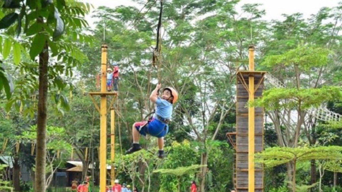 Pengunjung saat menikmati outbond di Pondok Zidane, rekomendasi tempat wisata di Depok, Jawa Barat yang menarik untuk dikunjungi.