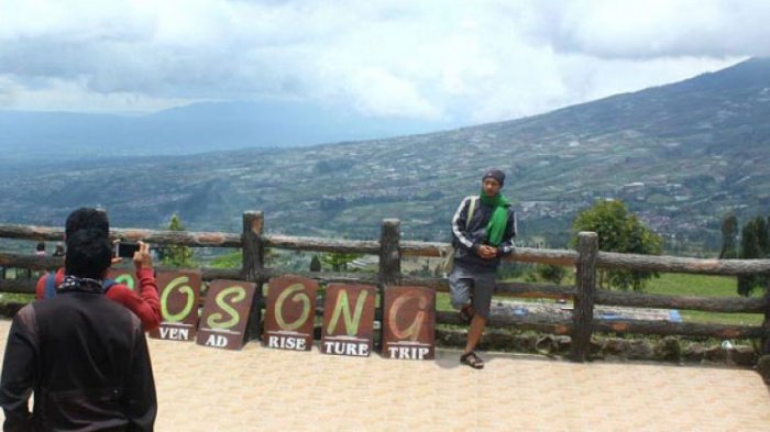 Wisatawan menikmati keindahan alam dari Obyek Wisata Alam Lembah Posong, di Desa Tlahab, Kecamatan Kledung, Kabupaten Temanggung, Jawa Tengah, Jumat (10/2/2017). Kawasan di lereng Gunung Sindoro tersebut, menawarkan keindahan alam lembah Gunung Sindoro-Sumbing dari ketinggian. Obyek wisata yang dirintis pemerintah desa dan warga setempat tersebut semakin terkenal setelah banyak yang mengunggah swafoto mereka melalui media sosial.