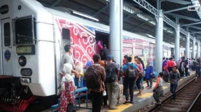 Ratusan penumpang kereta api Prambanan Ekspres (Prameks) memadati Stasiun Balapan Solo, Minggu (10/7/2016).