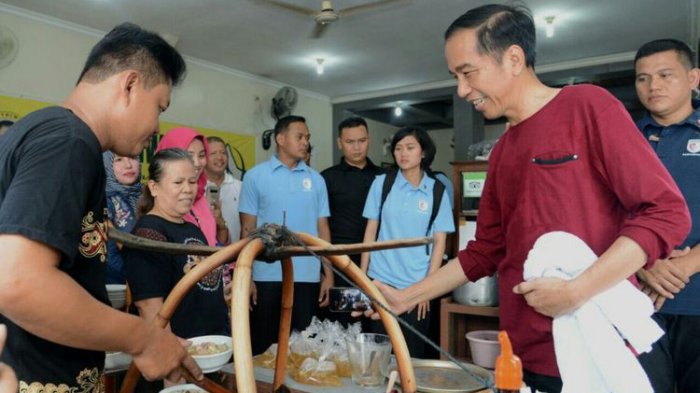 Presiden Joko Widodo Nge-vlog di warung soto Triwindu, Solo, Minggu (1/4/2018).