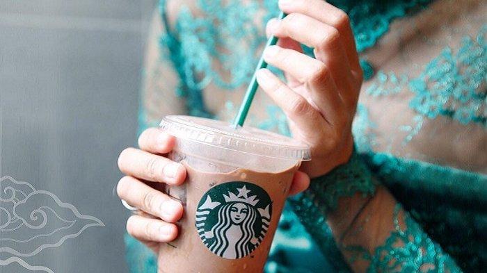 Ilustrasi seseorang nyobain minuman Starbucks.
