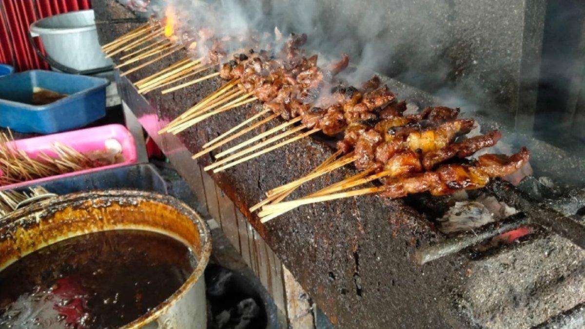 Proses membakar sate kambing di warung Sate Kambing Pak Manto Solo, Jawa Tengah, Sabtu (6/5/2023). Tiap tusuk sate kambing ini berisi potongan daging dan lemak.