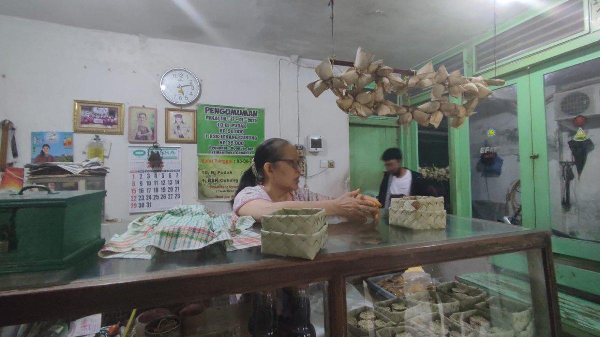 Pudak Cap Kuda, tempat belanja oleh-oleh di Gresik yang sudah legendaris sejak puluhan tahun.