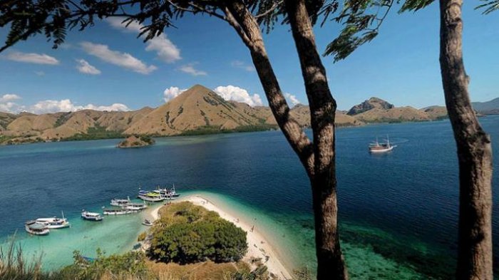 Panorama di Pulau Kelor, Manggarai Barat, Nusa Tenggara Timur.
