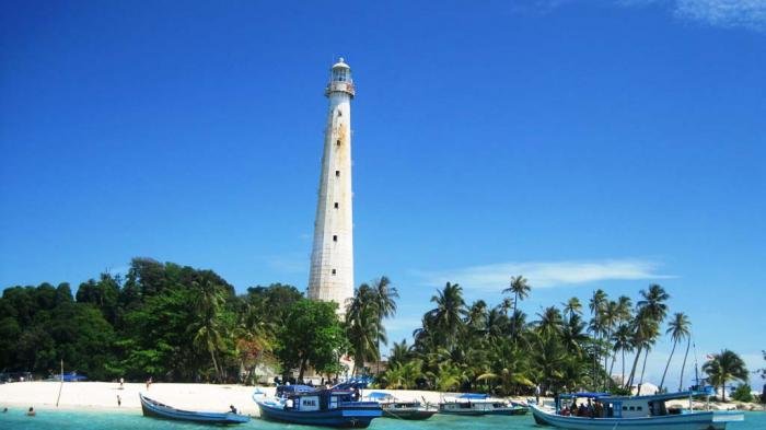 Pulau Lengkuas, satu tempat wisata terbaik di Belitung.