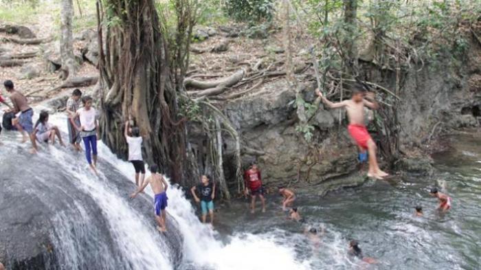 Air Terjun Diwu Mbai di Pulau Moyo, Kabupaten Sumbawa, Nusa Tenggara Barat.