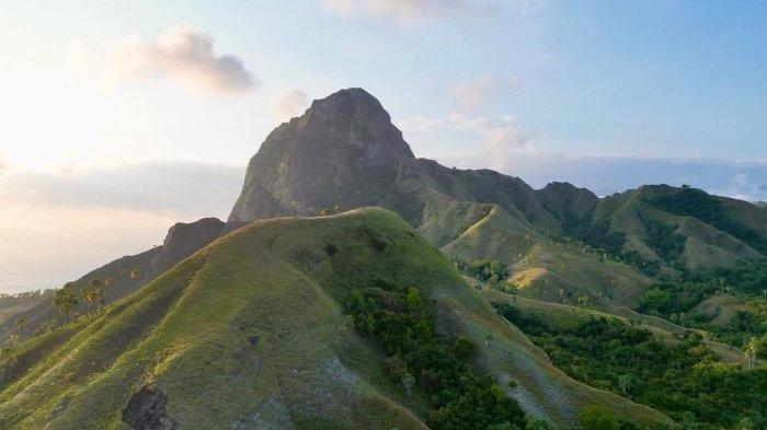 Perbukitan di Pulau Mules, NTT.