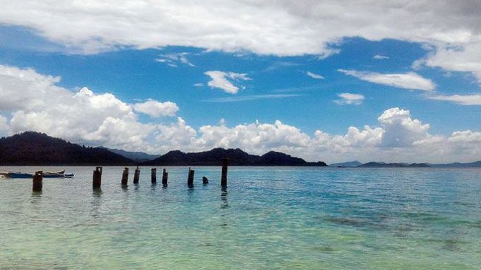 Lanskap Pulau Pahawang dilihat dari Pulau Kelagian Lunik.