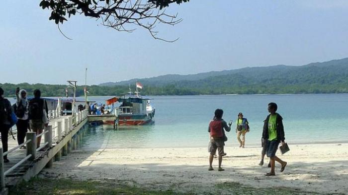 Wisatawan menikmati keindahan Pulau Peucang, Kabupaten Pandeglang, Banten.