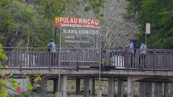 Pulau Rinca, salah satu spot untuk melihat Komodo.